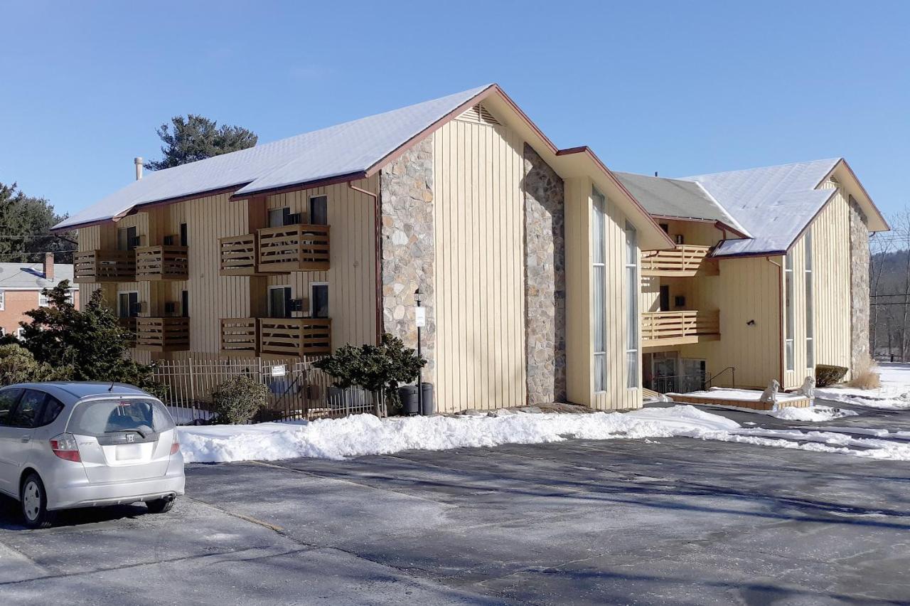 Iron Horse Inn Simsbury Dış mekan fotoğraf