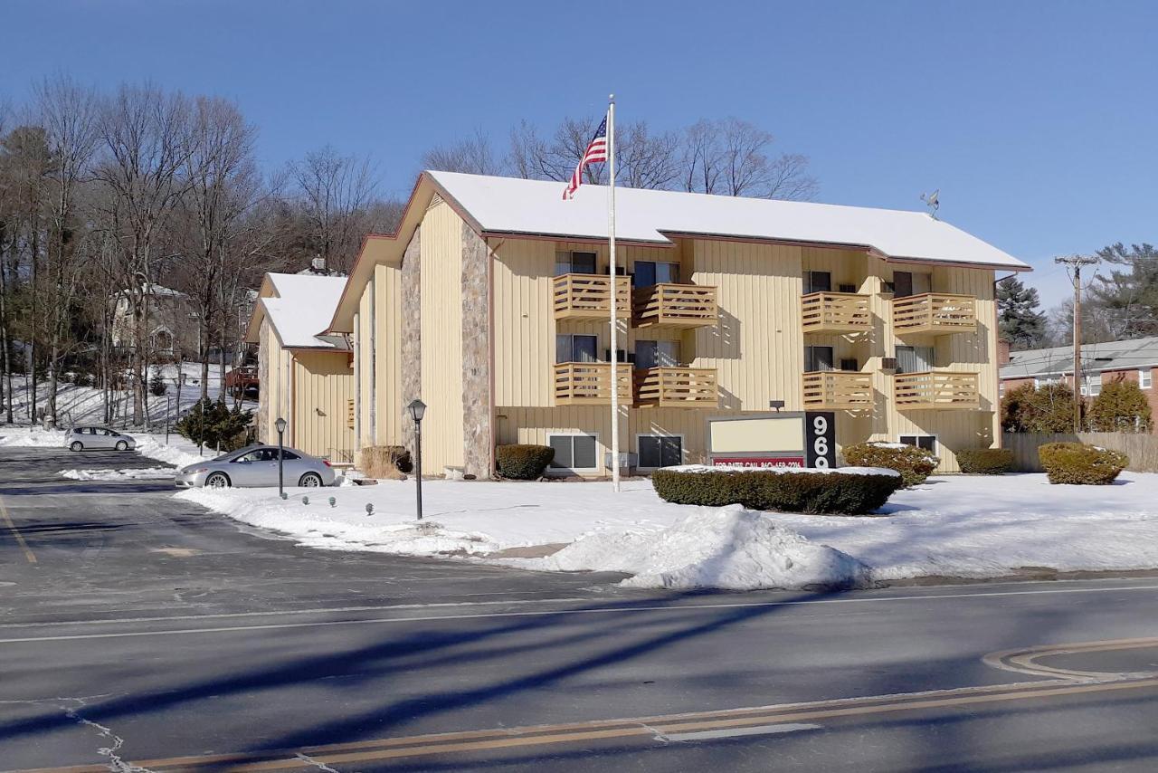 Iron Horse Inn Simsbury Dış mekan fotoğraf