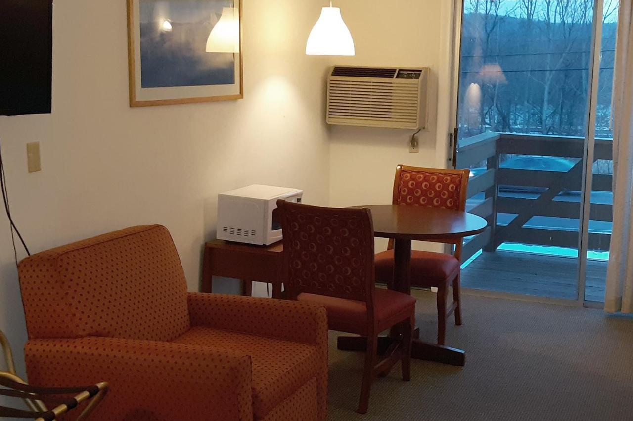 Iron Horse Inn Simsbury Dış mekan fotoğraf